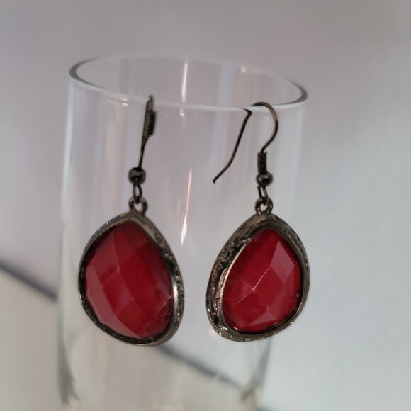 Red Earrings Tear Drop Lightweight Dangle, Elegant Vintage - Picture 1 of 5